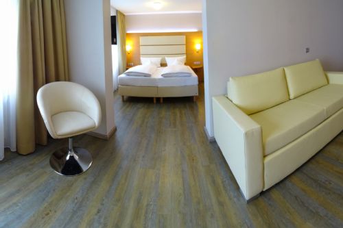 Hotel Motive, Zimmer, Detail/Wohnbereich, 2018_KOM4_WoZi+Bett