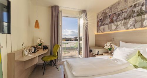 Hotel Motive, Zimmer, Blick zum Balkon