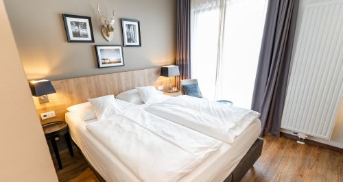 Hotel Motive, Zimmer, Doppelzimmer, Bett Komfort-Plus-Doppelzimmer