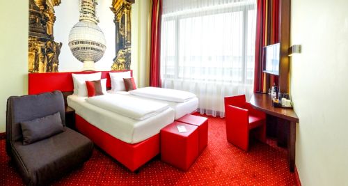 Hotel Motive, Zimmer, Detail/Wohnbereich, Dreibettzimmer mit Schlafsessel