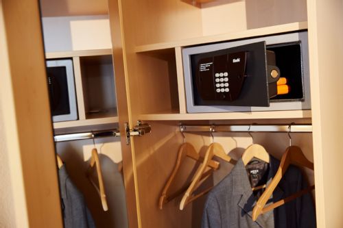 Hotel Motive, Zimmer, Safe im Kleiderschrank