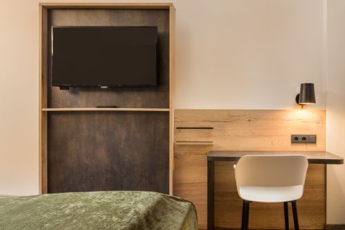 Hotel Motive, Zimmer, Fernsehr / Schreibtisch