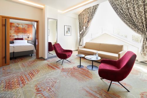 Hotel Motive, Zimmer, Detail/Wohnbereich, MittlereSuiteSchlafenundWohnen